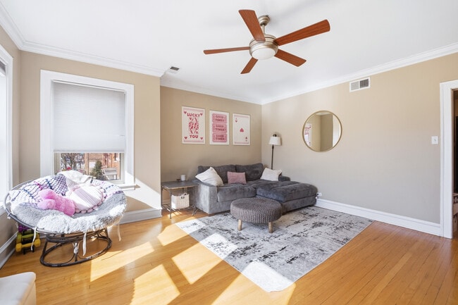 Building Photo - 1928 W Addison St