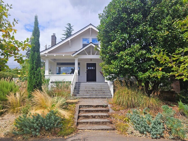 Building Photo - 5805 NE 30th Ave