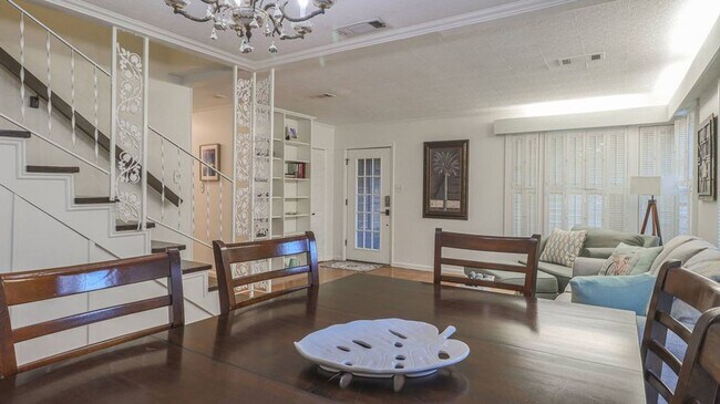 Building Photo - 4 bedroom Home 3 blocks from Gulf of America