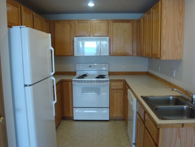 Building Photo - Cozy & Updated 2BD/2BA with Fenced Yard!
