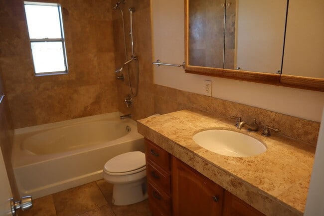 Building Photo - Great home Great price