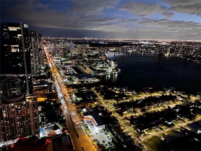 Building Photo - 18975 Collins Ave