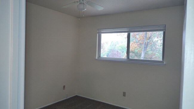 Building Photo - 1617 Oakview Dr