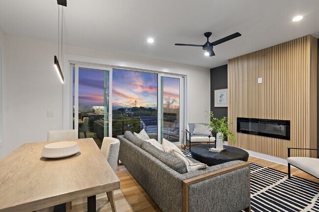 Building Photo - "Spacious 4-Bed, 4-Bath Gem in Nashville -...