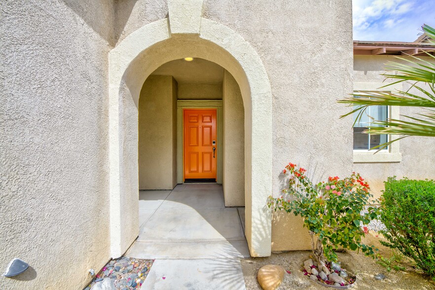 Large Entryway - 702 Summit Dr