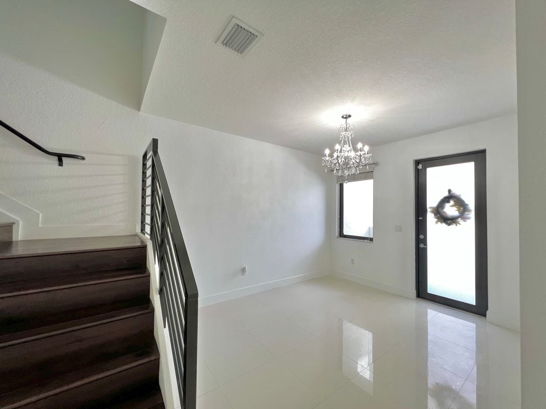 Building Photo - 492 SW 91st Pl