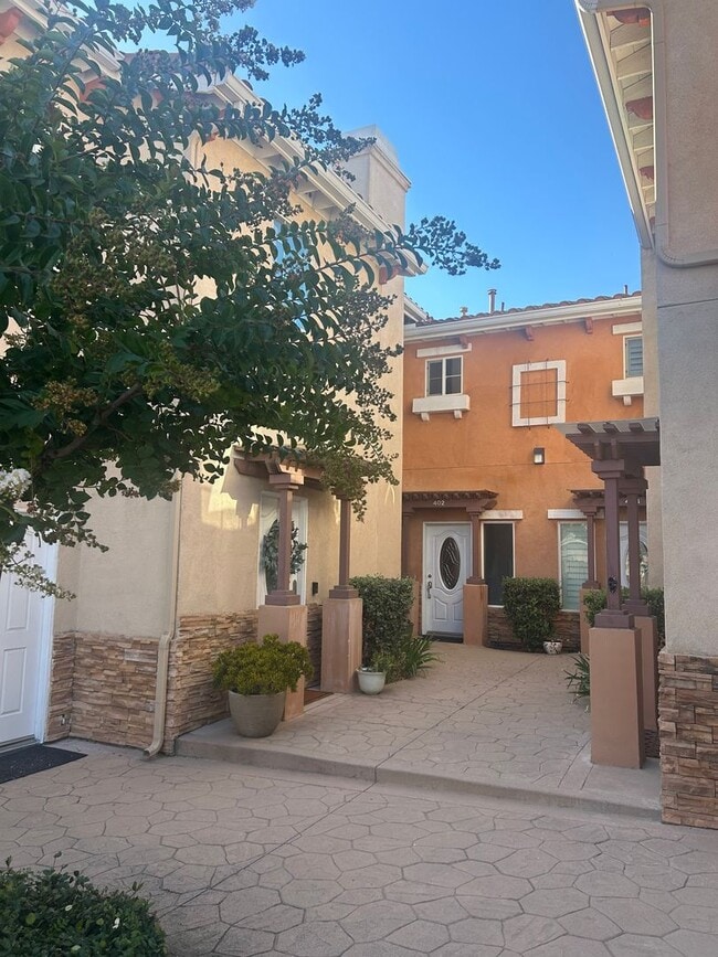 Building Photo - Beautiful 2 bed 2 1/2 bath Condo in Redlands, Ca.