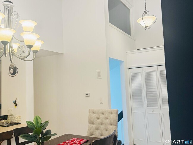 Building Photo - 10 Glenview Dr