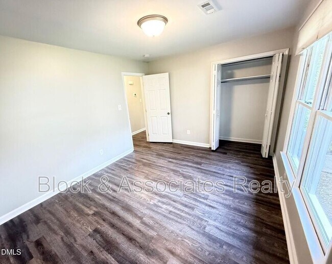 Building Photo - 6400 Meadow View Dr