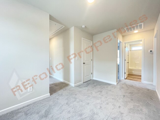 Building Photo - Beautiful 4 Bedroom 2.5 Bathroom Home w/ G...
