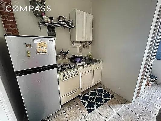 Building Photo - 402 E 69th St