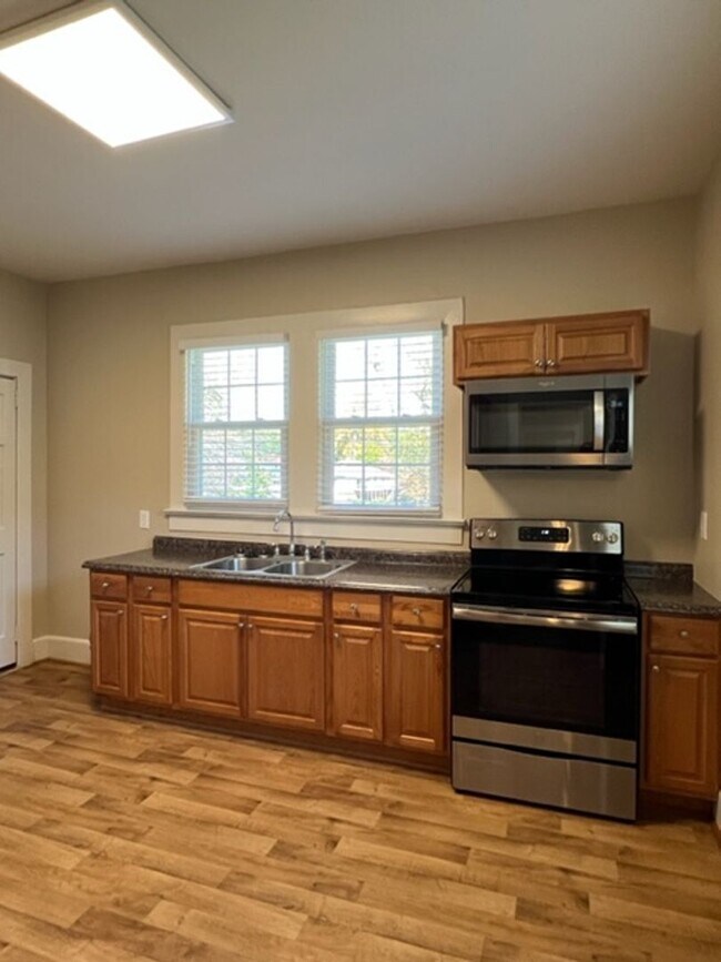 Building Photo - This Single Story Bungalow Home has 2 Bedrooms, 1 Full Bath located in Lyman at Pacific Mills whi...