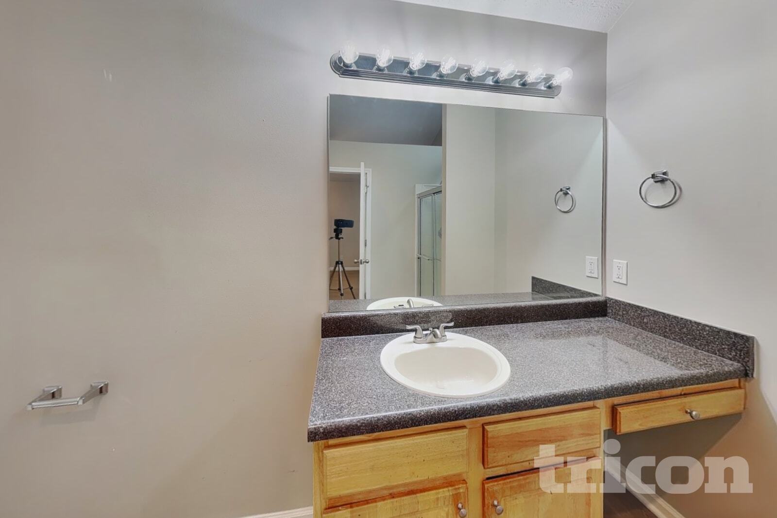 Building Photo - 9598 Lakeview Cir