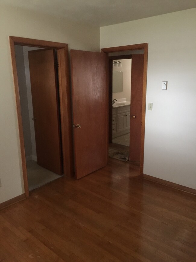 Building Photo - Newly updated No Pet 3 bedroom 2 bath bric...