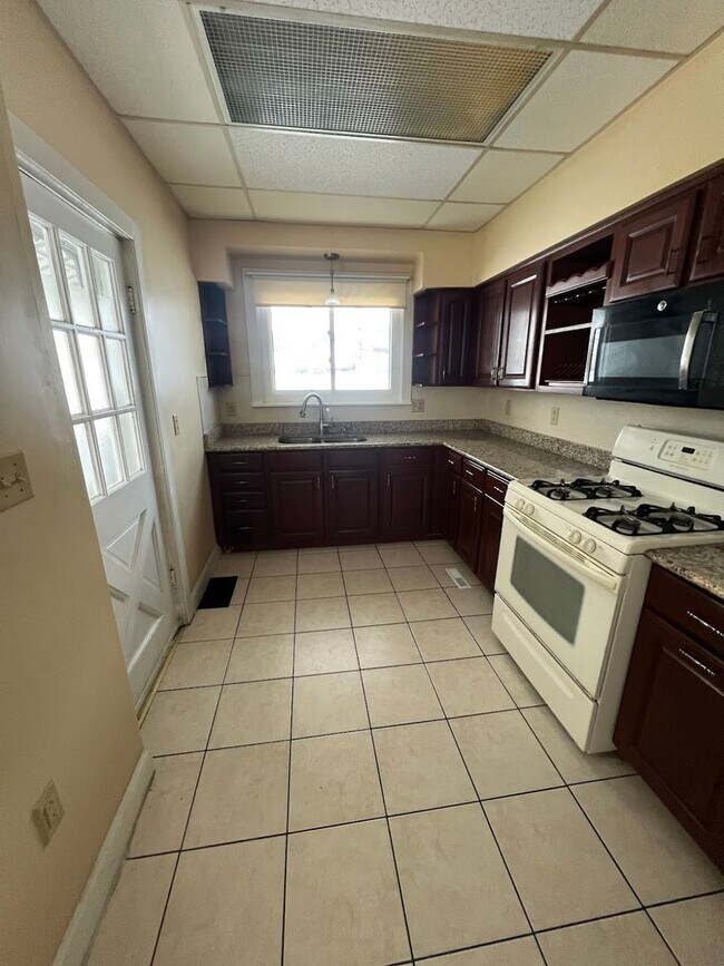 Building Photo - FOR RENT – West Reading