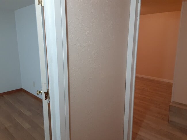 Building Photo - 308-302 E Park St