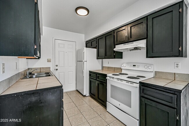Building Photo - 435 E Vine Ave
