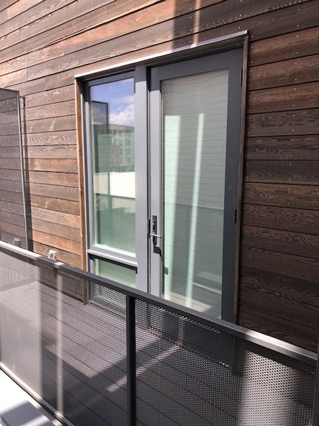Building Photo - 2 Bedroom Condo in the Confluence!