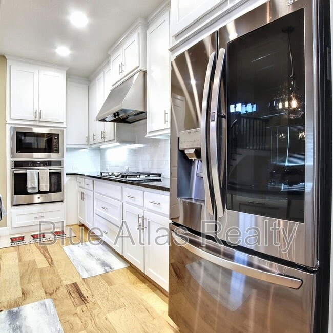 Building Photo - 4983 Stornoway Dr