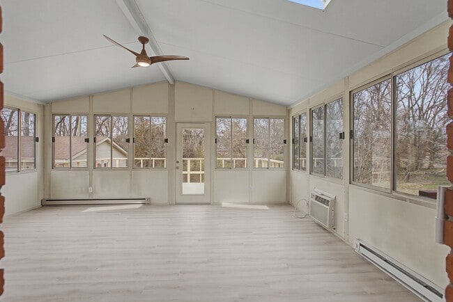Building Photo - Mid Century Modern in Donelson with 4 bed 2bath, pet friendly, 2 car garage, and potential music ...