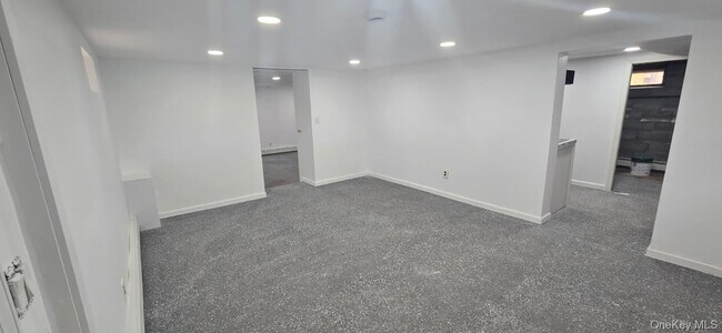 Building Photo - 51 Peconic St