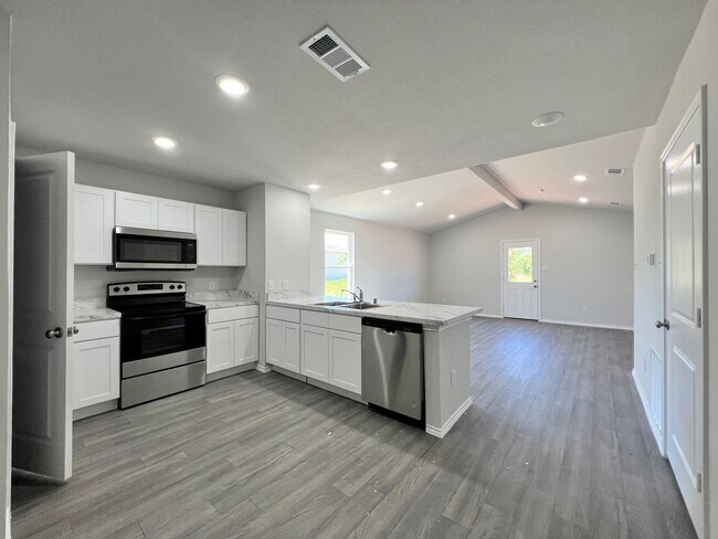 Building Photo - New Home in New Tolar Oaks Neighborhood