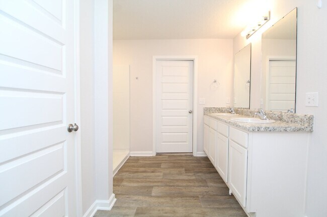 Building Photo - Spacious 4-Bed, 2-Bath East Milton Home with 2-Car Garage, Open-Concept Kitchen, Primary Suite, F...