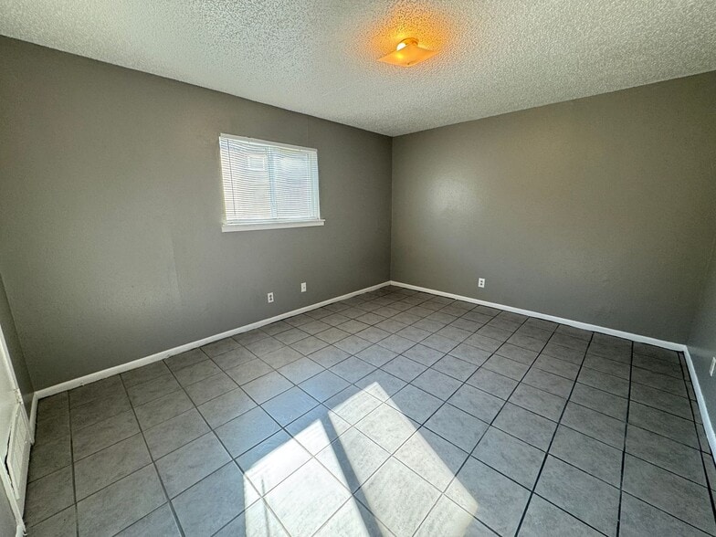 Building Photo - 1405 N Gray St