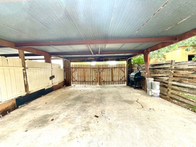 Building Photo - Available Now! 3 Bedroom / 2 Bath Home Nea...