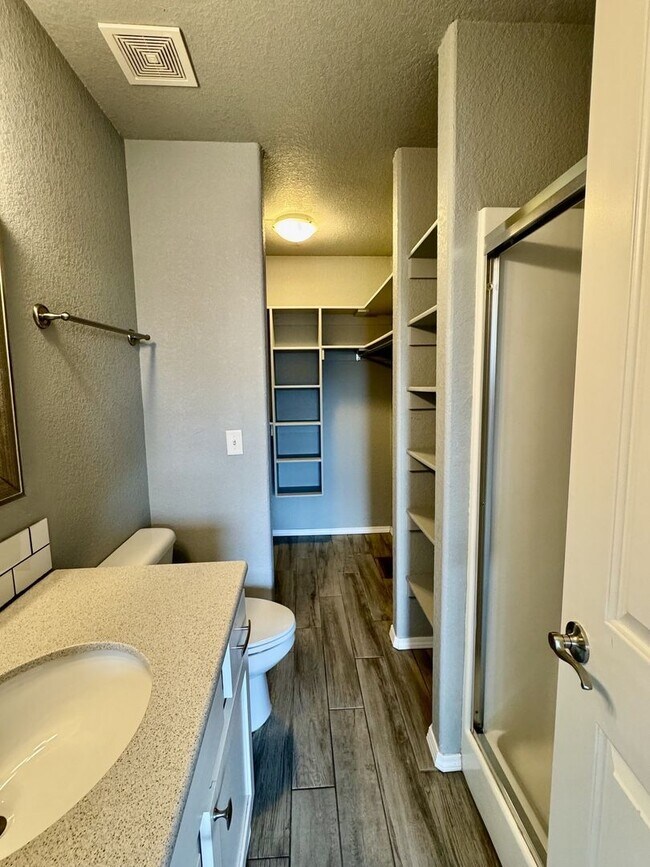 Building Photo - Nice 2 bedroom townhome close to I-49