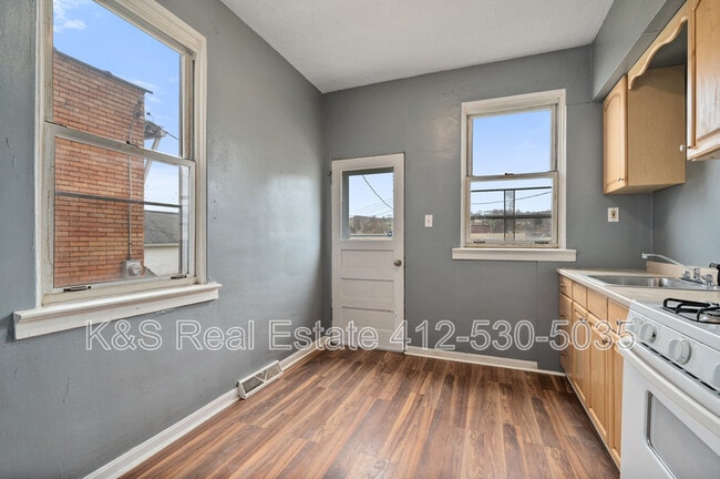 Building Photo - 523 Marwood Ave