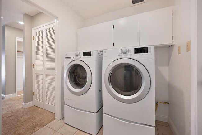 Building Photo - South Auburn Gem! Stylish 2BR Townhome in Quiet, Neighborhood