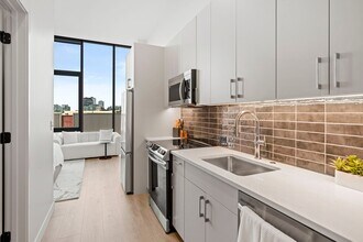 Building Photo - 1177 W Van Buren St