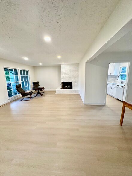 Building Photo - 13825 NE Knott St