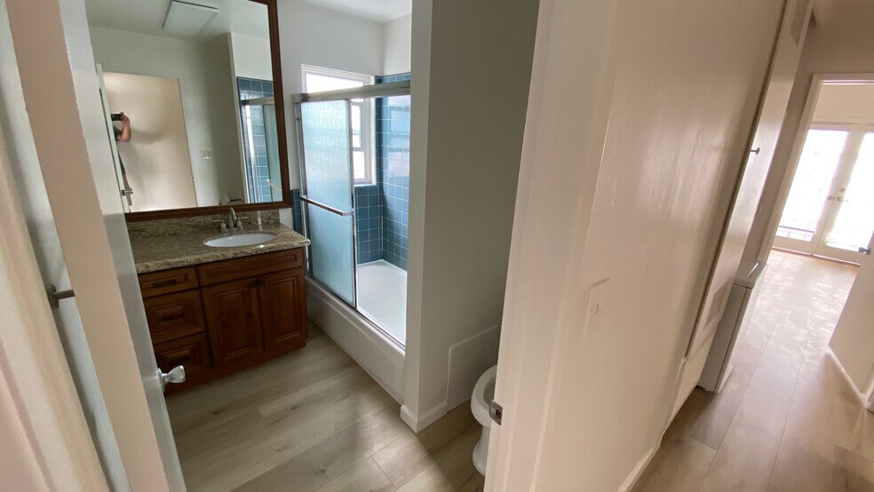 Full Bath - 410 28th St