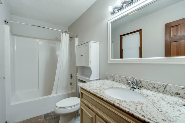 Building Photo - 702 W 6th Ave