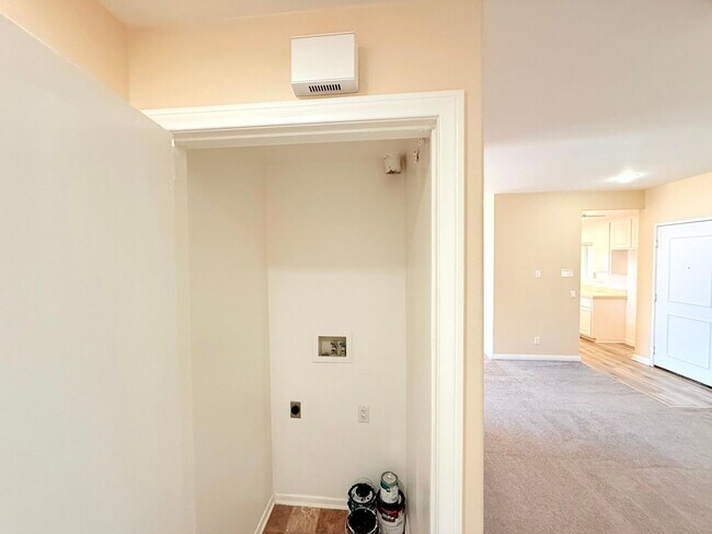 Building Photo - Gorgeous Spacious 2 Bedroom - 2 bath top f...