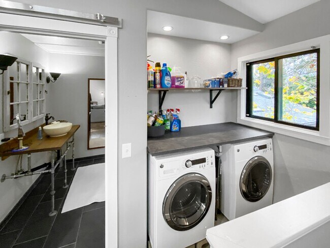 Building Photo - Portland Loft: Fully Furnished Loft Living with views of the golf course $300 Utility Fee