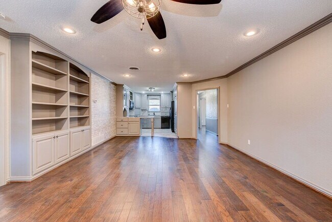 Building Photo - 3/2/2 in Excellent Location!