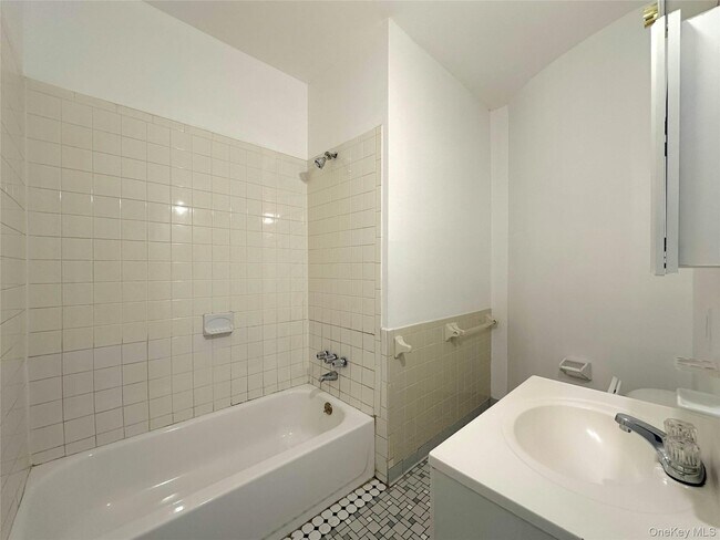 Building Photo - 240 Grand St