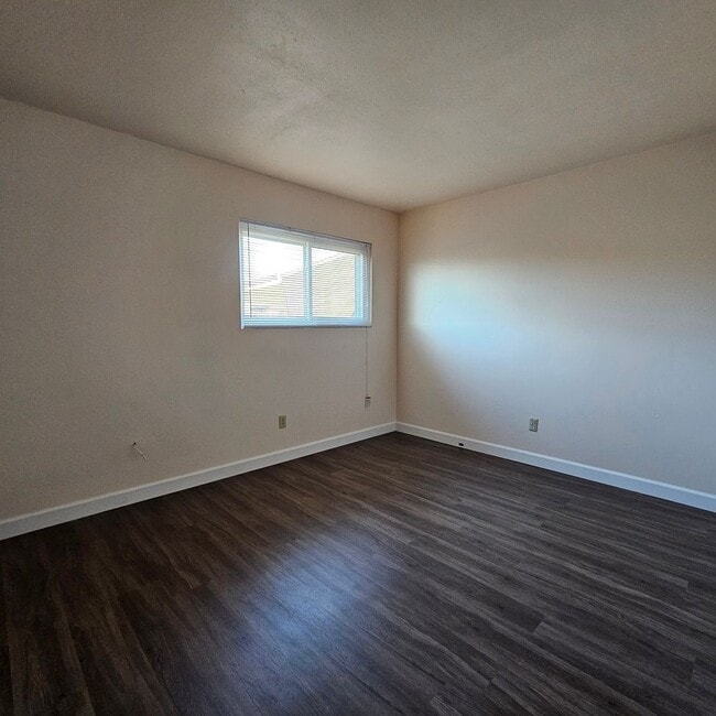 Building Photo - Updated Rental Available Now!