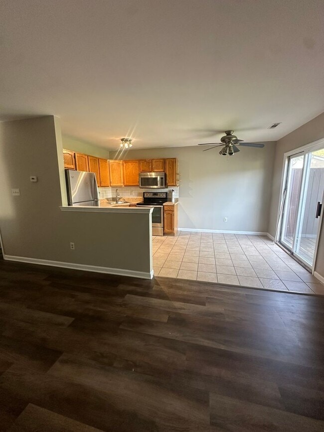 Building Photo - Cozy 2 Bedroom Condo