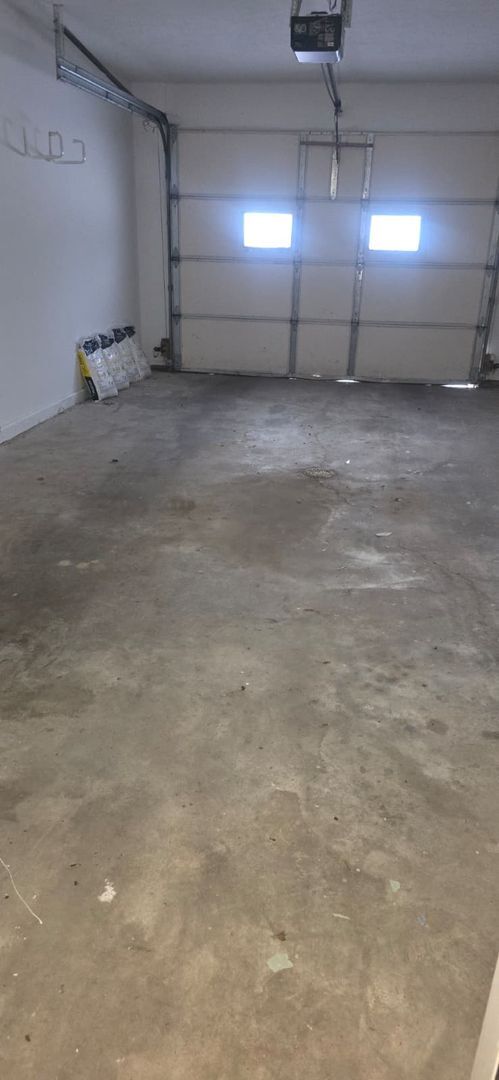 Building Photo - Welcome home! This beautiful and roomy 2-bedroom house is tucked away in a peaceful area and incl...