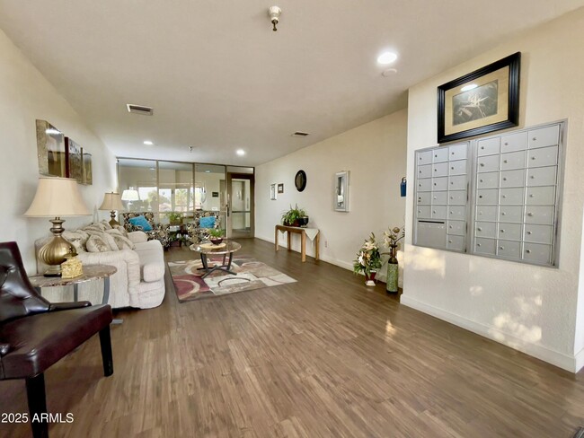 Building Photo - 425 S Parkcrest