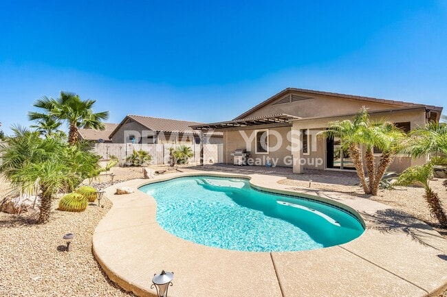 Building Photo - Desert Living Done Right: Solar, Pool & Jacuzzi Included