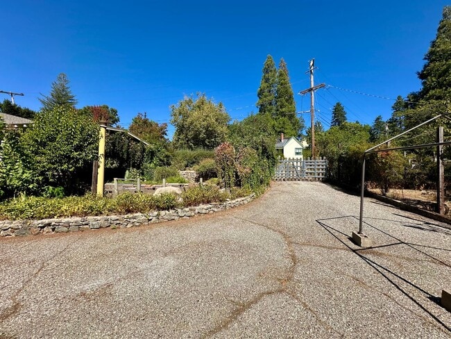 Building Photo - Welcome to this charming 2-bedroom, 2-bath...