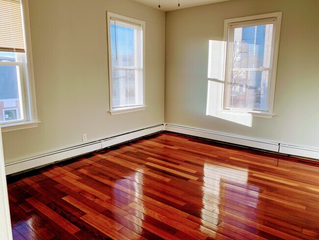 Building Photo - 108 Boston St