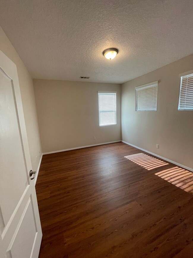 Building Photo - Immaculate 4 bdr, 2 1/2 bath w/2 car garag...