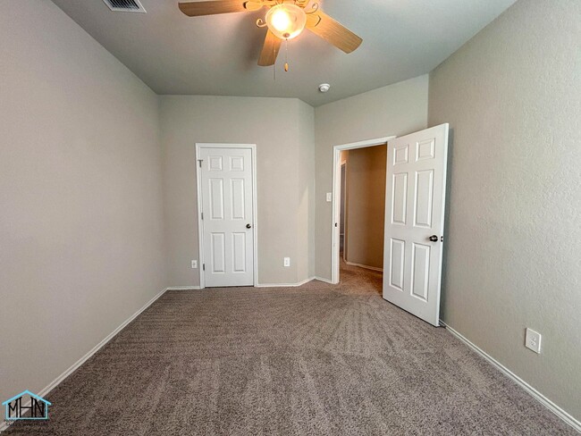 Building Photo - Inviting 3-bedroom, 2-bathroom House, Epitome of Comfort and Style!