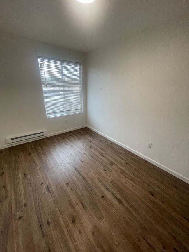 Building Photo - 2 Bedroom Town House!